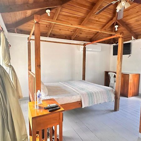 Las Palmas Beach Hotel Dixon Cove ภายนอก รูปภาพ