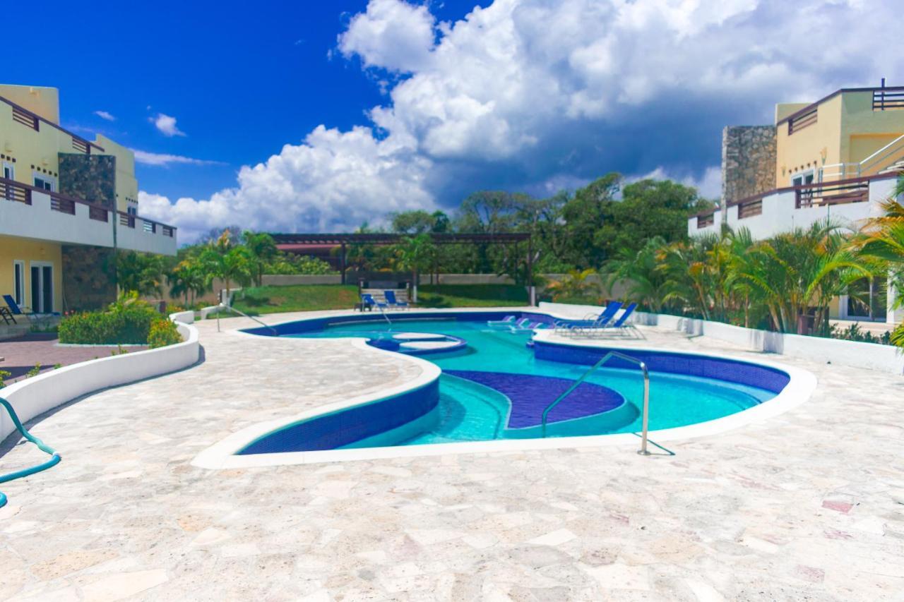 Las Palmas Beach Hotel Dixon Cove ภายนอก รูปภาพ
