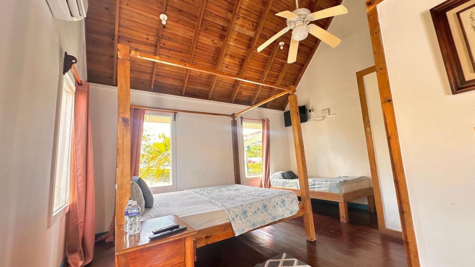 Las Palmas Beach Hotel Dixon Cove ภายนอก รูปภาพ