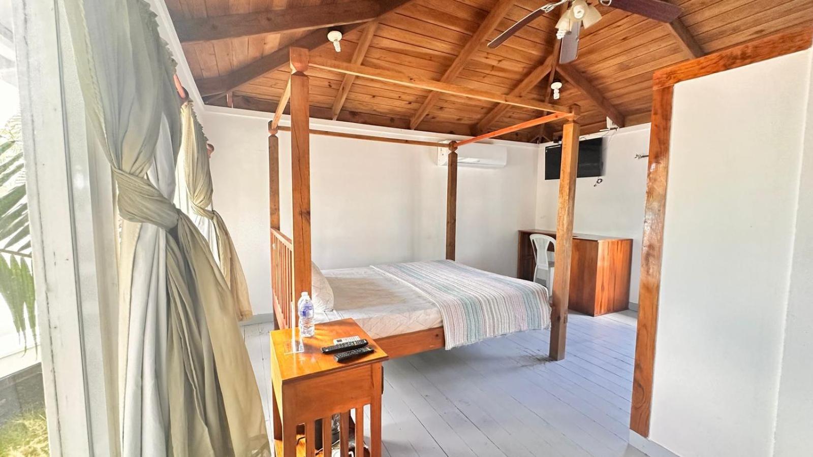 Las Palmas Beach Hotel Dixon Cove ภายนอก รูปภาพ