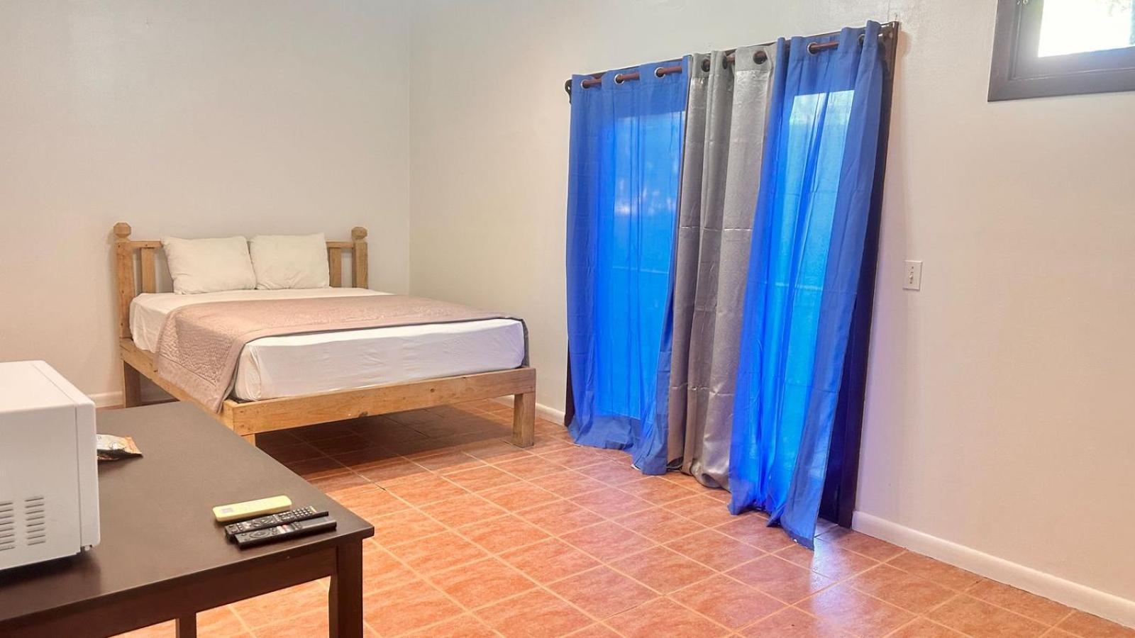 Las Palmas Beach Hotel Dixon Cove ภายนอก รูปภาพ