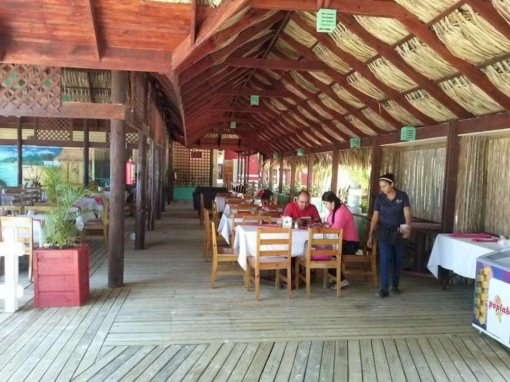 Las Palmas Beach Hotel Dixon Cove ภายนอก รูปภาพ