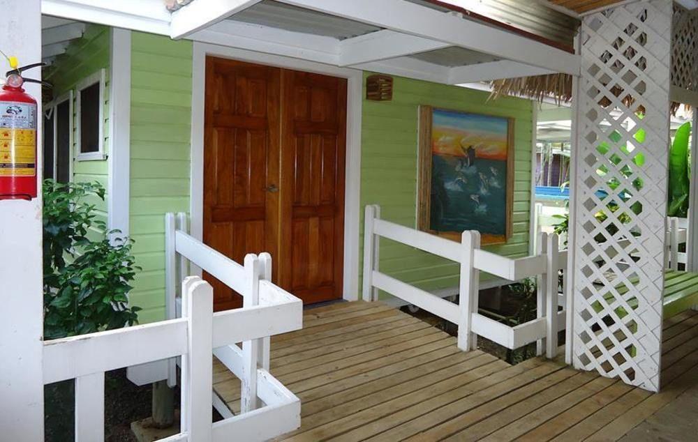 Las Palmas Beach Hotel Dixon Cove ภายนอก รูปภาพ