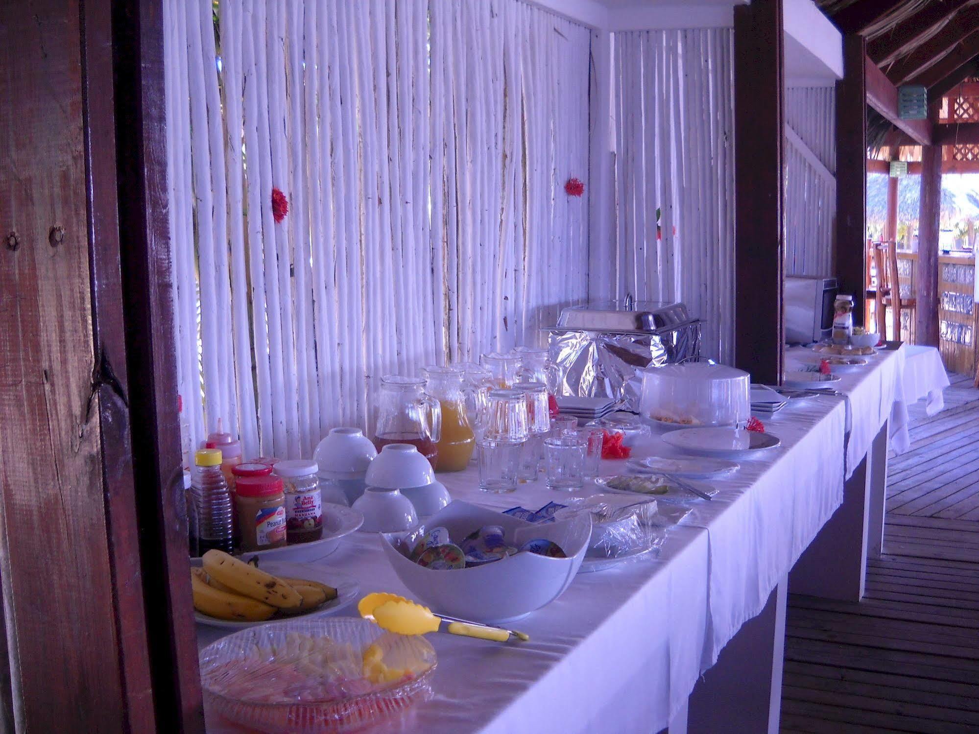 Las Palmas Beach Hotel Dixon Cove ภายนอก รูปภาพ