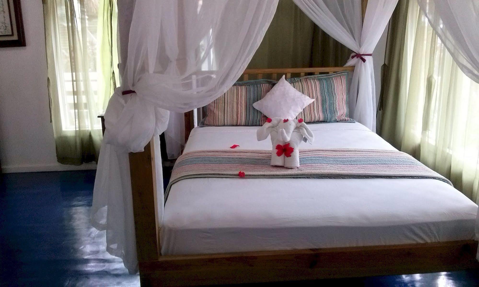 Las Palmas Beach Hotel Dixon Cove ภายนอก รูปภาพ