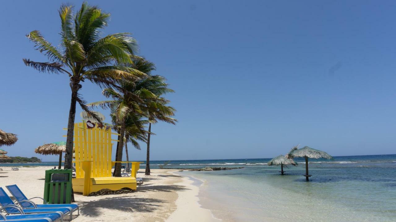 Las Palmas Beach Hotel Dixon Cove ภายนอก รูปภาพ